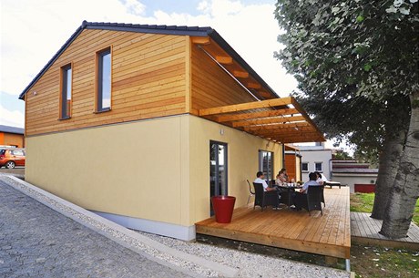 Terasu lze zastínit různými typy pergol od dřevěné, zavěšené na ocelových táhlech (viz vzorový dům), až po klasickou dřevěnou pergolu se sloupky, případně zasklenou verandu Terasu lze zastínit různými typy pergol od dřevěné, zavěšené na ocelových táhlech (viz vzorový dům), až po klasickou dřevěnou pergolu se sloupky, případně zasklenou verandu