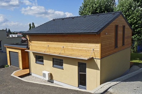 U vzorového domu jsou okna na východní straně zastíněna závěsnou markýzou. Na fasádě vidíme instalaci vzduchového tepelného čerpadla. U vzorového domu jsou okna na východní straně zastíněna závěsnou markýzou. Na fasádě vidíme instalaci vzduchového tepelného čerpadla.