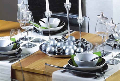 Chlad ze severu. Jednoduché tvary, bílá barva a třpyt. Tak vidí pro letošní zimu slavnostní stoly designéři z firmy IKEA. Drží se jednoduchosti, i když jde o Vánoce Chlad ze severu. Jednoduché tvary, bílá barva a třpyt. Tak vidí pro letošní zimu slavnostní stoly designéři z firmy IKEA. Drží se jednoduchosti, i když jde o Vánoce