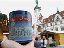 Hrníčky na vánoční punč, jejichž zásilka dorazila po dvou měsících cesty z Číny konečně do Olomouce. Hrníčky na vánoční punč, jejichž zásilka dorazila po dvou měsících cesty z Číny konečně do Olomouce.