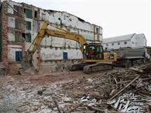 Stavba nového olomouckého tříhvězdičkového hotelu Ibis začala demolicí bývalé sladovny ve Wolkerově ulici. Stavba nového olomouckého tříhvězdičkového hotelu Ibis začala demolicí bývalé sladovny ve Wolkerově ulici.