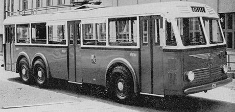 Novotou zářící tříosý třídveřový trolejbus 3 Tr3 na snímku z roku 1948, kdy trolejbusy expandovaly po celé Plzni. Novotou zářící tříosý třídveřový trolejbus 3 Tr3 na snímku z roku 1948, kdy trolejbusy expandovaly po celé Plzni.