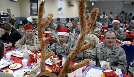 Vojáci NATO na základně mezinárodních bezpečnostních sil ISAF na afghánské základně v Kábulu (24. prosince 2010) Vojáci NATO na základně mezinárodních bezpečnostních sil ISAF na afghánské základně v Kábulu (24. prosince 2010)