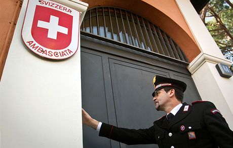 Italský strážník zvoní na švýcarskou ambasádu v Římě, kde explodoval balíček s bombou (23. prosince 2010) Italský strážník zvoní na švýcarskou ambasádu v Římě, kde explodoval balíček s bombou (23. prosince 2010)