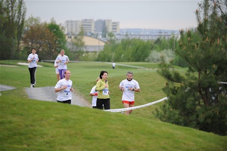 TEMPO JE NUTNÉ! Ovšem dodržovat ho při golfové hře je přece jen něco jiného než pospíchat do cíle krosu, byť i tento závod vedl mezi jamkami. TEMPO JE NUTNÉ! Ovšem dodržovat ho při golfové hře je přece jen něco jiného než pospíchat do cíle krosu, byť i tento závod vedl mezi jamkami.