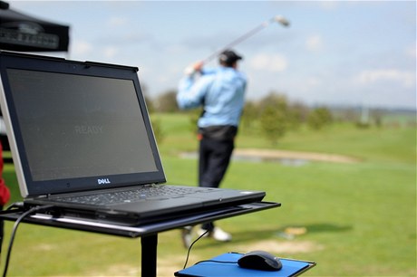 HI-TECH GOLF. Je to vlastně zajímavý kontrast. Než se jde na hřiště, je to samá technologie, ale pak, s holemi a míči, už je to jen a jen souhra mozku a svalů, co rozhoduje o výsledku. HI-TECH GOLF. Je to vlastně zajímavý kontrast. Než se jde na hřiště, je to samá technologie, ale pak, s holemi a míči, už je to jen a jen souhra mozku a svalů, co rozhoduje o výsledku.