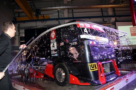 Závodní tahač Renault týmu MKR Technology, uzavřený v největší mýdlové bublině světa. Závodní tahač Renault týmu MKR Technology, uzavřený v největší mýdlové bublině světa.