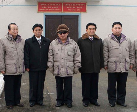 Kim Čong-il uprostřed na obhlídce továrny se svým nejmladším synem a nástupcem Kim Čong-unem (zcela vpravo) Kim Čong-il uprostřed na obhlídce továrny se svým nejmladším synem a nástupcem Kim Čong-unem (zcela vpravo)