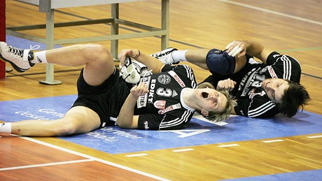 DOUBLEZRANĚNÍ. Radek Mach (vlevo) a Tomáš Fila se srazili pod českobudějovickou sítí v duelu s Brnem DOUBLEZRANĚNÍ. Radek Mach (vlevo) a Tomáš Fila se srazili pod českobudějovickou sítí v duelu s Brnem