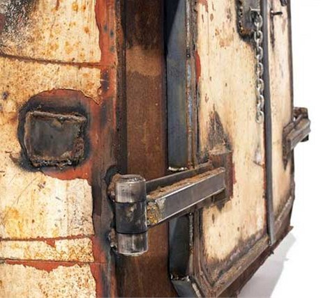 Materiál na stavbu Vostoku je značně pokřivený, poškozený a plný nerovností. Na stavbě není jediná rovná hrana Materiál na stavbu Vostoku je značně pokřivený, poškozený a plný nerovností. Na stavbě není jediná rovná hrana