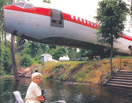 Američanka Joanne Ussery si v roce 1994 vyhlídla vyřazený Boeing 727 Američanka Joanne Ussery si v roce 1994 vyhlídla vyřazený Boeing 727