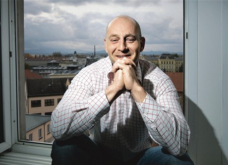 Zajímavým prvkem jsou tapety, s nimiž se dá přímo kouzlit. Dřív jsme si vybírali ze čtyř vzorů, dnes jich máme tisíce Zajímavým prvkem jsou tapety, s nimiž se dá přímo kouzlit. Dřív jsme si vybírali ze čtyř vzorů, dnes jich máme tisíce