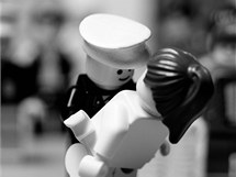 Classics in Lego: Americký námořník líbá zdravotní sestru na Times Square poté, co prezident Truman oznámil kapitulaci Japonska. Classics in Lego: Americký námořník líbá zdravotní sestru na Times Square poté, co prezident Truman oznámil kapitulaci Japonska.