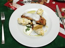 Filé z kapra lysce s bylinkovou pěnou, ratatouille s cherry rajčátky a lehký bramborový salát s citronovým olejem. Filé z kapra lysce s bylinkovou pěnou, ratatouille s cherry rajčátky a lehký bramborový salát s citronovým olejem.