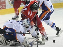Olomoucký hokejista Jakub Bartoň (vpravo) v souboji s litoměřickým brankářem Martinem Volke. Olomoucký hokejista Jakub Bartoň (vpravo) v souboji s litoměřickým brankářem Martinem Volke.