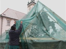 Pracovníci specializované firmy přikrývají barokní Caesarovu kašnu na Horním náměstí v centru Olomouce, aby nebyla při oslavách příchodu Nového roku poškozena. Pracovníci specializované firmy přikrývají barokní Caesarovu kašnu na Horním náměstí v centru Olomouce, aby nebyla při oslavách příchodu Nového roku poškozena.