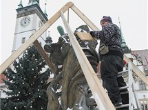 Pracovníci specializované firmy přikrývají barokní Herkulovu kašnu na Horním náměstí v centru Olomouce, aby nebyla při oslavách příchodu Nového roku poškozena. Pracovníci specializované firmy přikrývají barokní Herkulovu kašnu na Horním náměstí v centru Olomouce, aby nebyla při oslavách příchodu Nového roku poškozena.