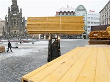 Pracovníci specializované firmy rozebírají dřevěné stánky použité při letošním vánočním jarmarku na Horním náměstí v centru Olomouce. Pracovníci specializované firmy rozebírají dřevěné stánky použité při letošním vánočním jarmarku na Horním náměstí v centru Olomouce.
