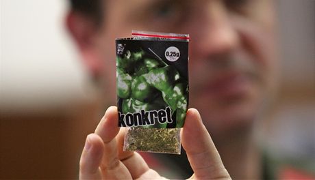 Jedna ze syntetických drog z obchodu na Stodolní ulici, které jsou prodávány jako sběratelský předmět. Jedna ze syntetických drog z obchodu na Stodolní ulici, které jsou prodávány jako sběratelský předmět.
