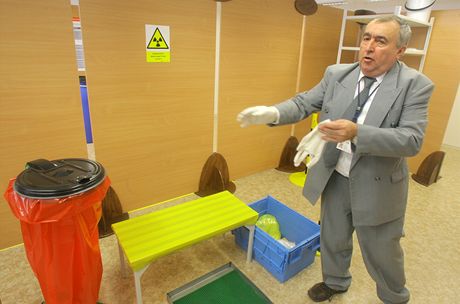 Pracovník elektrárny František Krejčí ukazuje postup nácviku v takzvaném sanitárním uzlu. Ten slouží k částečnému odmoření osob. Pracovník elektrárny František Krejčí ukazuje postup nácviku v takzvaném sanitárním uzlu. Ten slouží k částečnému odmoření osob.
