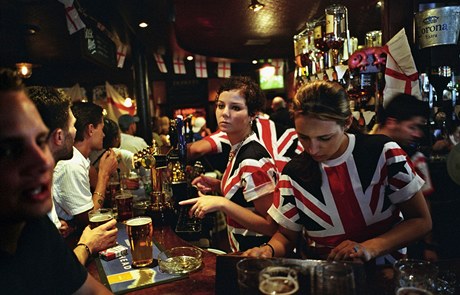 Staré (dobré) časy - typický britský sportovní pub v Londýně; rok 2004, tenkrát se v hospodách ještě kouřilo... Staré (dobré) časy - typický britský sportovní pub v Londýně; rok 2004, tenkrát se v hospodách ještě kouřilo...