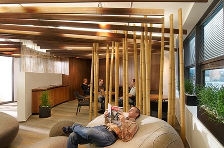 Designéři se snažili použít pro relaxační zóny hodně přírodních materiálů, "bambusový háj" je typický příklad Designéři se snažili použít pro relaxační zóny hodně přírodních materiálů, "bambusový háj" je typický příklad