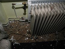 Exploze podomácku vyráběné pyrotechniky, kterou muž v šumperském bytě sušil na topení, místnost zcela zdemolovala. Exploze podomácku vyráběné pyrotechniky, kterou muž v šumperském bytě sušil na topení, místnost zcela zdemolovala.
