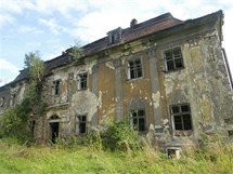 Zchátralý zámek v Ropici u Třince (snímek ze září 2006). Zchátralý zámek v Ropici u Třince (snímek ze září 2006).