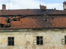 Zchátralý zámek v Ropici u Třince (snímek ze září 2006). Zchátralý zámek v Ropici u Třince (snímek ze září 2006).
