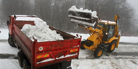 Organizátoři Sněhového království použili k přípravě ledu desítky tun sněhu, který vozili na nákladních autech. Organizátoři Sněhového království použili k přípravě ledu desítky tun sněhu, který vozili na nákladních autech.