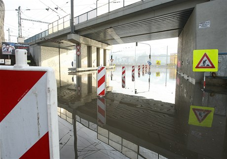 Zatopená křižovatka pod Mariánskou skálou v Ústí nad Labem tvoří za normálního stavu hladiny frekventovanou bránu do centra města. Zatopená křižovatka pod Mariánskou skálou v Ústí nad Labem tvoří za normálního stavu hladiny frekventovanou bránu do centra města.