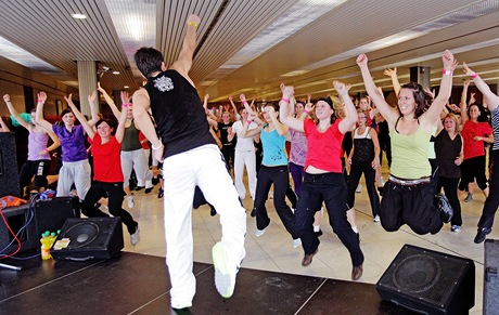 Zumba párty v pražském Kongresovém centru pod vedením mistra světa v aerobicu Pavla Sirotka (15.1.2011) Zumba párty v pražském Kongresovém centru pod vedením mistra světa v aerobicu Pavla Sirotka (15.1.2011)