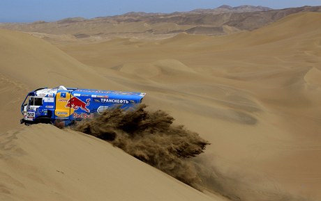 Eduard Nikolajev s kamionem Kamaz v 9. etapě rallye Dakar 2011.