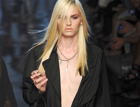 Australský model srbského původu Andrej Pejic na přehlídce J. P. Gaultiera