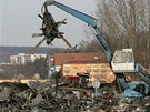 Po vyhořelých halách velkoskladu asijských obchodníků na Olomoucké ulici v brně zbyly jen trosky, které o víkendu likvidovaly demoliční čety. Po vyhořelých halách velkoskladu asijských obchodníků na Olomoucké ulici v brně zbyly jen trosky, které o víkendu likvidovaly demoliční čety.