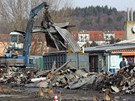 Po vyhořelých halách velkoskladu asijských obchodníků na Olomoucké ulici v brně zbyly jen trosky, které o víkendu likvidovaly demoliční čety. Po vyhořelých halách velkoskladu asijských obchodníků na Olomoucké ulici v brně zbyly jen trosky, které o víkendu likvidovaly demoliční čety.