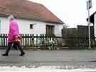 Na památku tragického úmrtí školačky zapálili lidé asi dvacítka svíček na okraji chodníku u přechodu pro chodce v centru Rapotic na Třebíčsku. Na památku tragického úmrtí školačky zapálili lidé asi dvacítka svíček na okraji chodníku u přechodu pro chodce v centru Rapotic na Třebíčsku.
