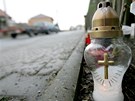 Na památku tragického úmrtí školačky zapálili lidé asi dvacítka svíček na okraji chodníku u přechodu pro chodce v centru Rapotic na Třebíčsku. Na památku tragického úmrtí školačky zapálili lidé asi dvacítka svíček na okraji chodníku u přechodu pro chodce v centru Rapotic na Třebíčsku.