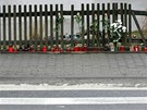 Na památku tragického úmrtí školačky zapálili lidé asi dvacítka svíček na okraji chodníku u přechodu pro chodce v centru Rapotic na Třebíčsku. Na památku tragického úmrtí školačky zapálili lidé asi dvacítka svíček na okraji chodníku u přechodu pro chodce v centru Rapotic na Třebíčsku.