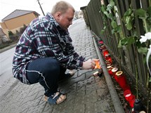 Na památku tragického úmrtí školačky zapálili lidé asi dvacítku svíček na okraji chodníku u přechodu pro chodce v centru Rapotic na Třebíčsku. Na památku tragického úmrtí školačky zapálili lidé asi dvacítku svíček na okraji chodníku u přechodu pro chodce v centru Rapotic na Třebíčsku.