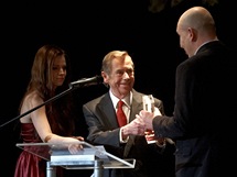 Ceny filmové kritiky 2010 - Václav Havel předává cenu Ondřeji Štindlovi