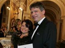 Ples před oponou zahájil plesovou sezonu v Brně, na snímku primátor Roman Onderka a Barbora Javorová. Ples před oponou zahájil plesovou sezonu v Brně, na snímku primátor Roman Onderka a Barbora Javorová.