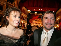 Ples před oponou zahájil plesovou sezonu v Brně. na snímku herečka Barbora Munzarová a Martin Trnavský. Ples před oponou zahájil plesovou sezonu v Brně. na snímku herečka Barbora Munzarová a Martin Trnavský.