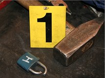 Zloděj ukradl v Jeseníku příslušenství ke sváření i přesto, že bylo zabezpečno 21 visacími zámky. Zloděj ukradl v Jeseníku příslušenství ke sváření i přesto, že bylo zabezpečno 21 visacími zámky.