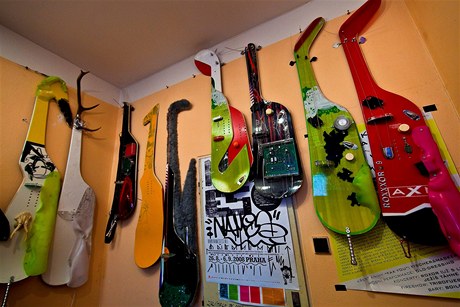 Michal Cimala: z výstavy Posun v galerii DOX (Snowguitars)