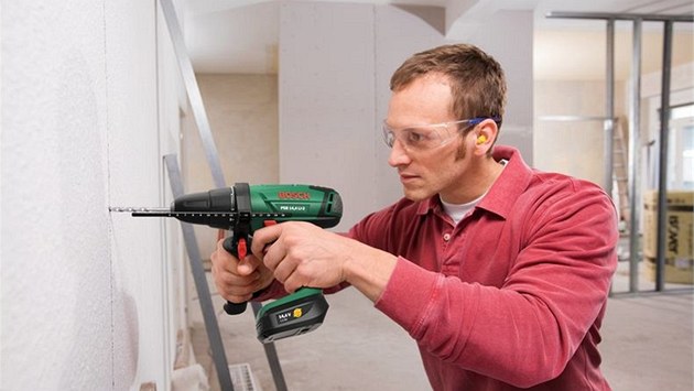 Čtrnáctivoltovými akumulátory se osazují už vrtačky s příklepem