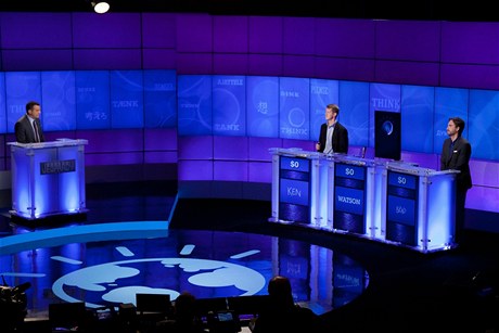 Soutěžící Ken Jennings a Brad Rutter se utkají s počítačem Watson ve hře Jeopardy! v přímém přenosu americké televizní stanice CBS Soutěžící Ken Jennings a Brad Rutter se utkají s počítačem Watson ve hře Jeopardy! v přímém přenosu americké televizní stanice CBS