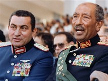Husní Mubarak (vlevo) s předchozím egyptským prezidentem Anwarem Sadatem 6. října 1981 sleduje vojenskou přehlídku. O chvíli později Sadata zavraždili islámští fundamentalisté a Mubarak se vyhoupl do křesla prezidenta Husní Mubarak (vlevo) s předchozím egyptským prezidentem Anwarem Sadatem 6. října 1981 sleduje vojenskou přehlídku. O chvíli později Sadata zavraždili islámští fundamentalisté a Mubarak se vyhoupl do křesla prezidenta