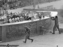 Husní Mubarak sledoval s předchozím egyptským prezidentem Anwarem Sadatem 6. října 1981 vojenskou přehlídku. Na čestnou tribunu ale zaútočili islámští fundamentalisté. Sadata zabili a Mubarak se stal prezidentem Husní Mubarak sledoval s předchozím egyptským prezidentem Anwarem Sadatem 6. října 1981 vojenskou přehlídku. Na čestnou tribunu ale zaútočili islámští fundamentalisté. Sadata zabili a Mubarak se stal prezidentem