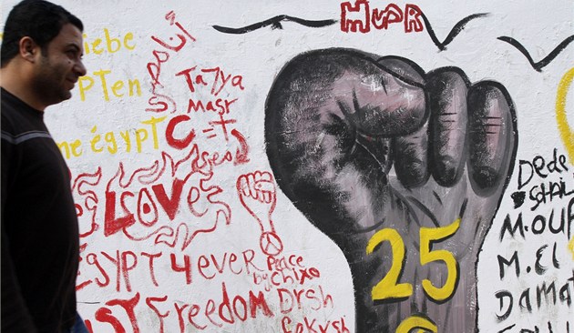 Graffiti oslavujc egyptskou revoluci z 25. ledna v centru Khiry